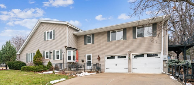 view of front facade featuring a front lawn and a garage