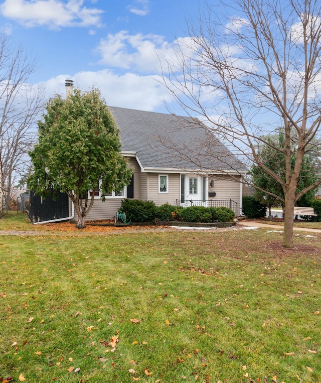 ranch-style house featuring a front yard