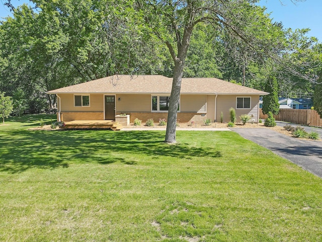 single story home featuring a front lawn