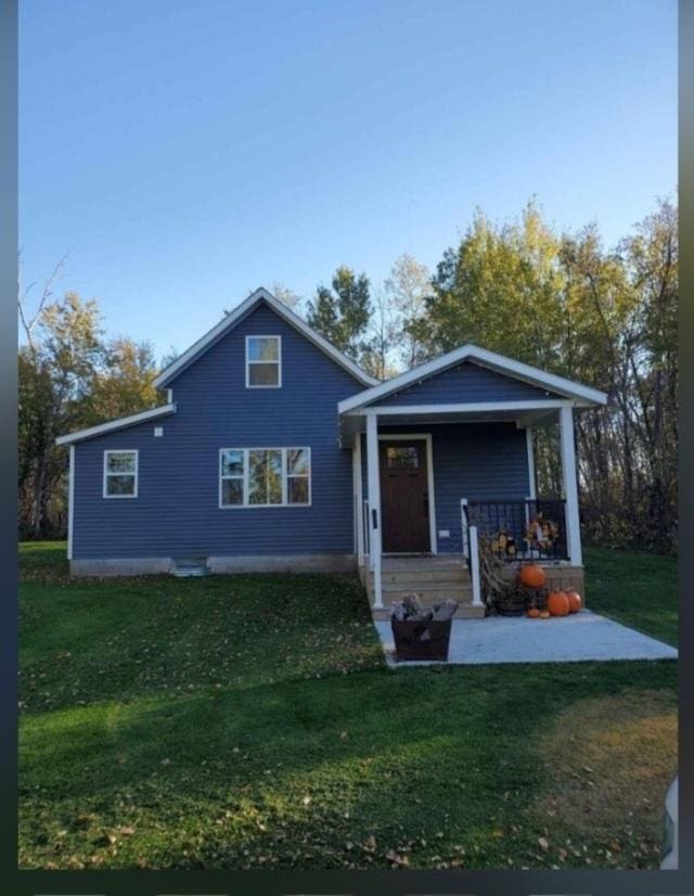 view of front of property featuring a porch and a front yard