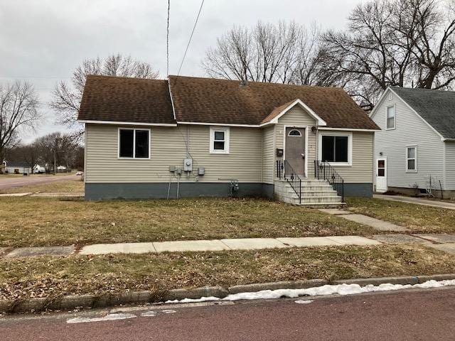 view of front of house featuring a front lawn