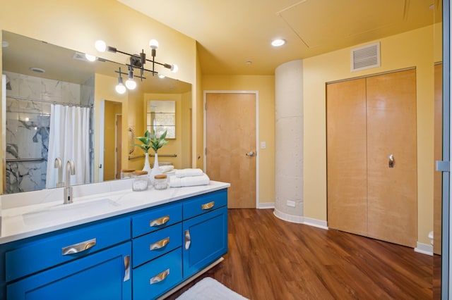 full bathroom featuring wood finished floors, vanity, a shower with curtain, and baseboards