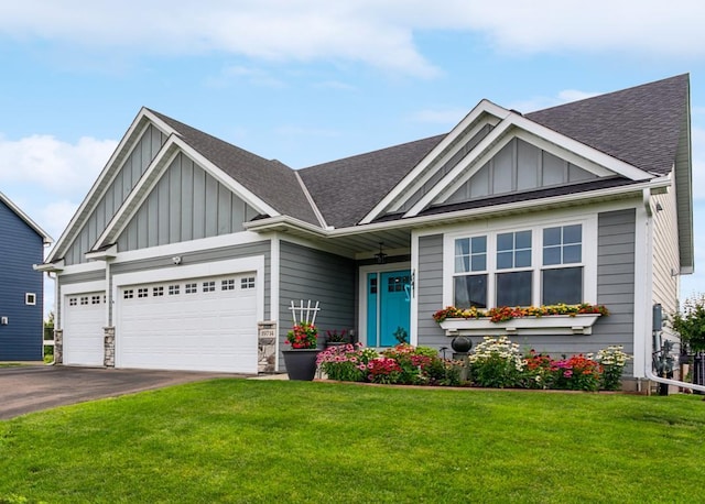 craftsman inspired home featuring ceiling fan, a garage, and a front lawn