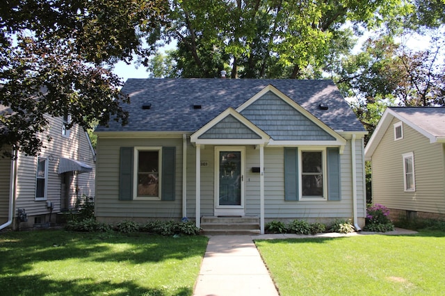 bungalow featuring a front lawn