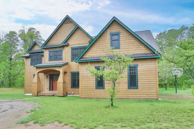 view of front of house featuring a front lawn