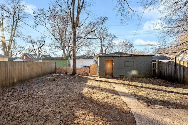 view of yard with an outdoor structure