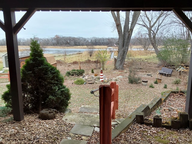 view of yard featuring a water view