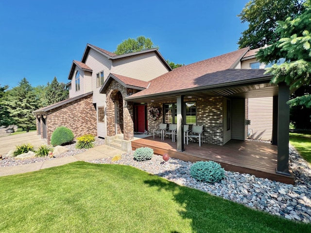 view of front of property featuring a wooden deck and a front lawn