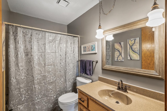 bathroom featuring a shower with shower curtain, vanity, and toilet