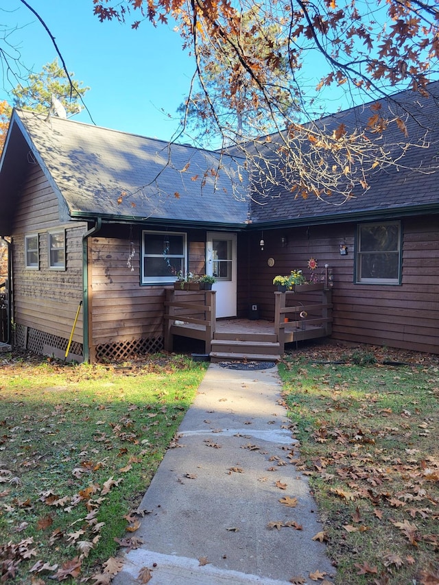 view of front of property featuring a front lawn