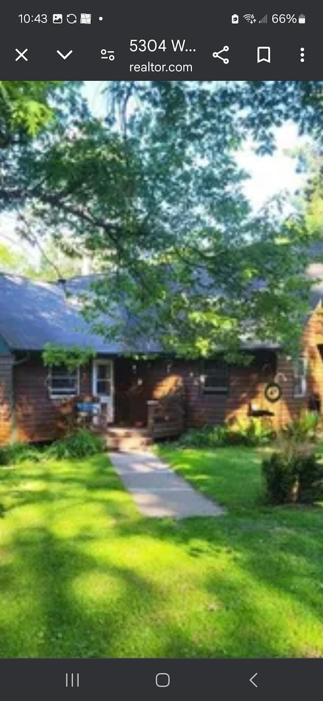 view of front of property featuring a front yard