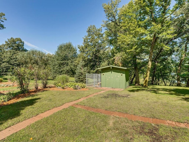 view of yard with a storage unit