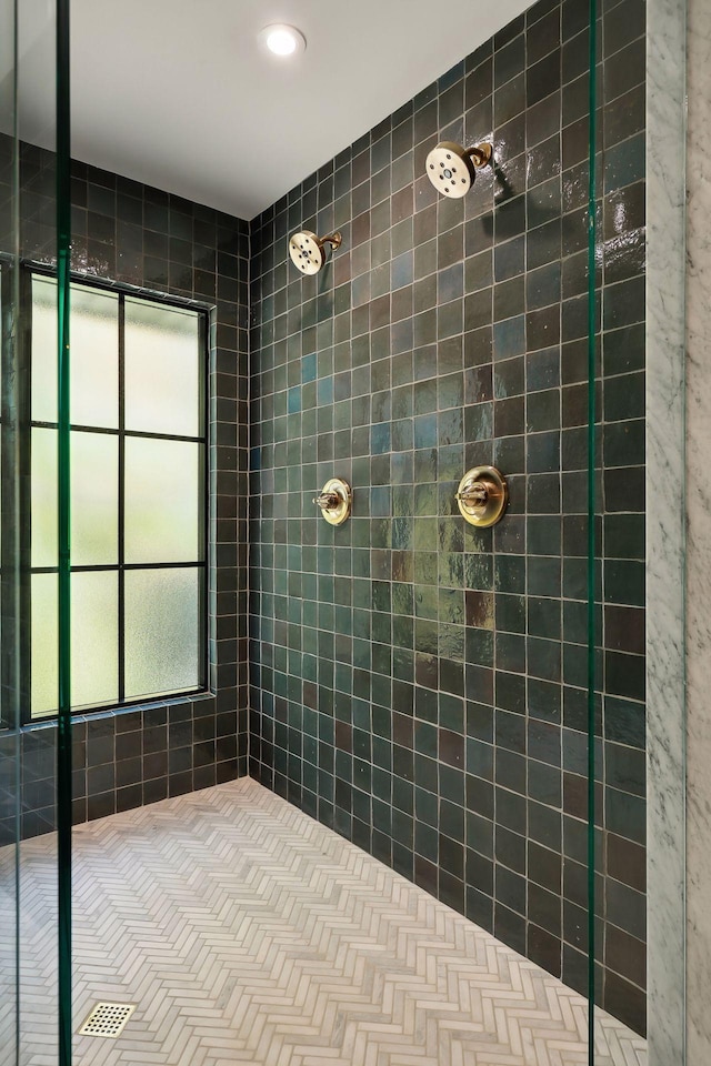 bathroom featuring a tile shower