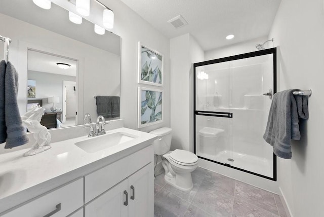 full bathroom with toilet, vanity, visible vents, a shower stall, and ensuite bath