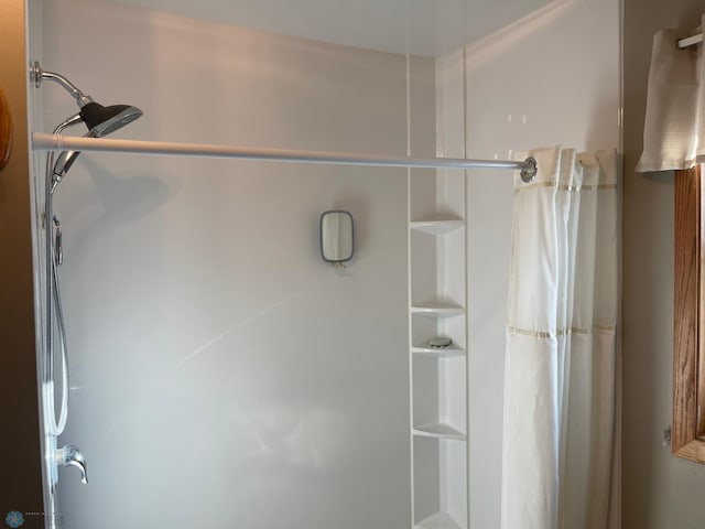 bathroom featuring a shower with shower curtain