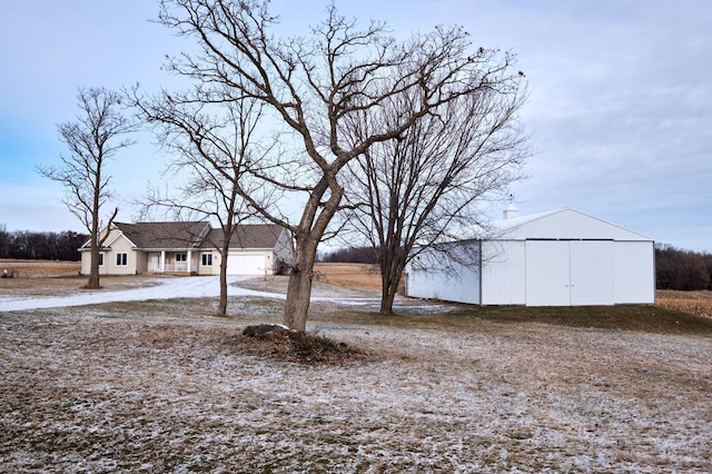 view of yard with an outdoor structure