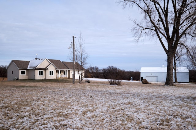 view of yard featuring an outbuilding