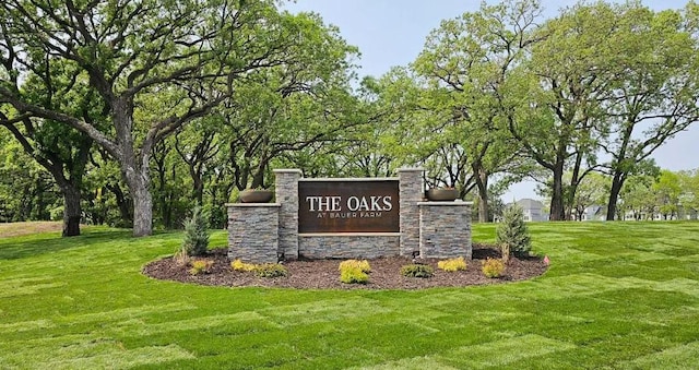 community / neighborhood sign featuring a lawn