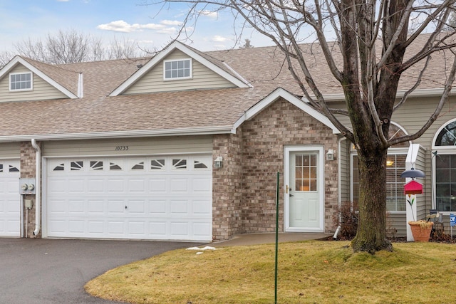 view of front of property featuring a front lawn and a garage