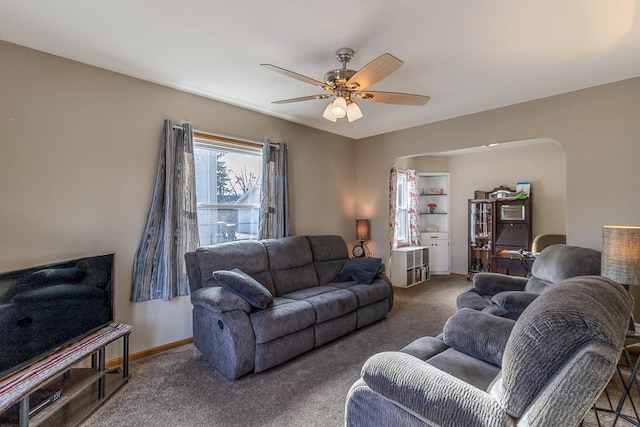 carpeted living room featuring ceiling fan