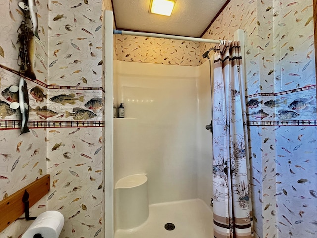 bathroom featuring curtained shower and a textured ceiling