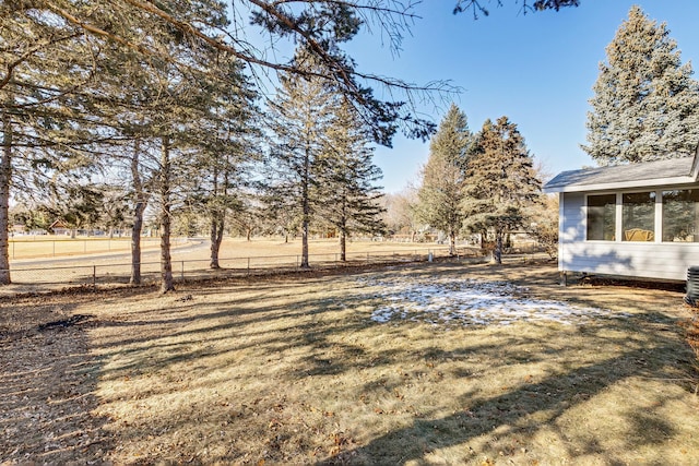 view of yard featuring a rural view