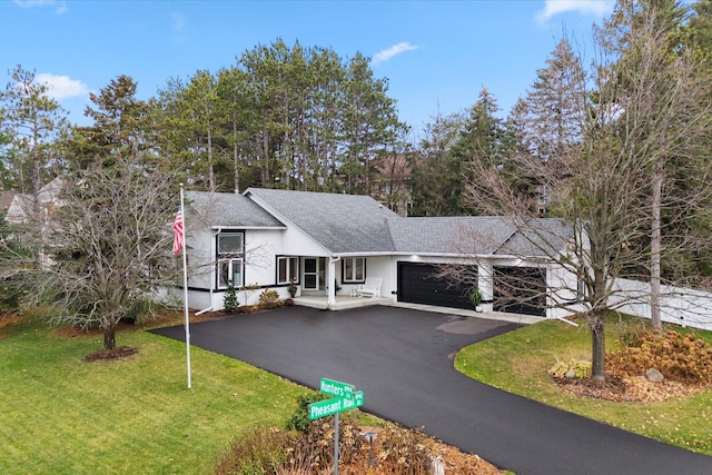 view of front facade featuring a front yard and a garage