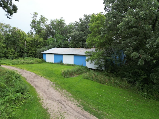 view of outdoor structure featuring a yard