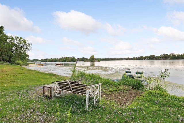 view of yard featuring a water view
