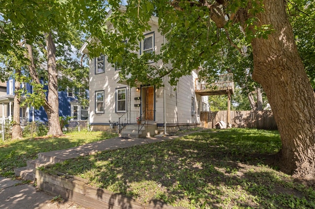 view of front of property featuring a front lawn