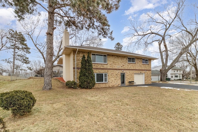 view of front facade featuring a garage and a front yard