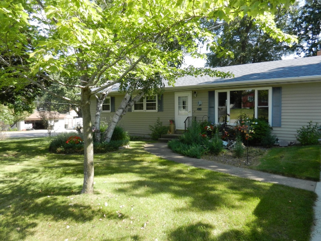 single story home featuring a front lawn