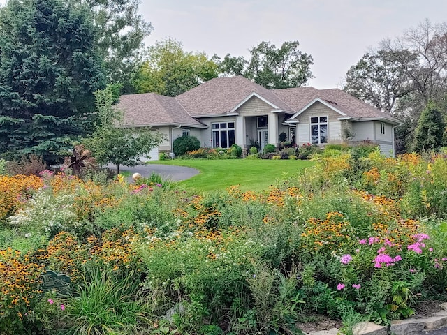 view of front facade featuring a garage and a front yard