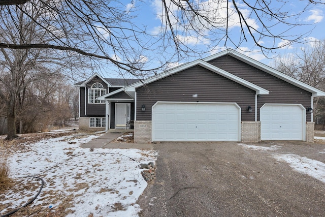 view of front facade featuring a garage