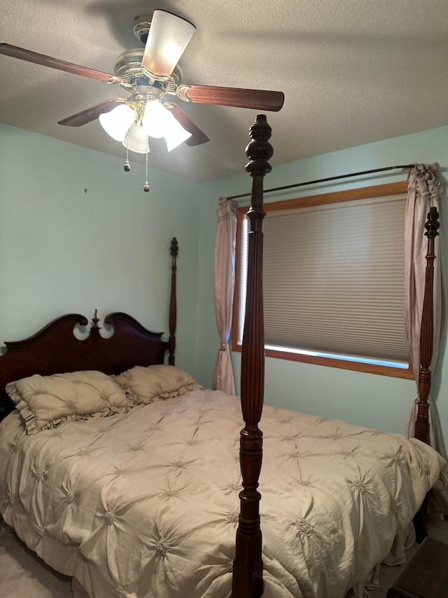 bedroom featuring ceiling fan and a textured ceiling