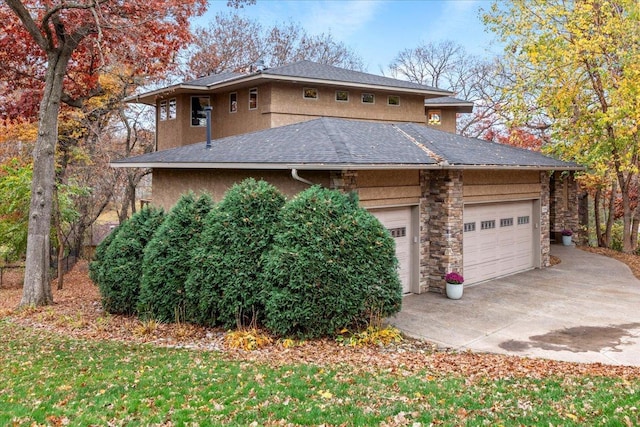 view of front of property featuring a garage