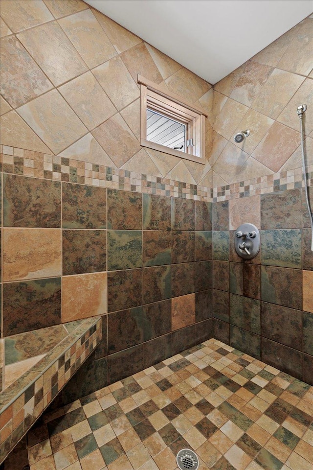 bathroom featuring a tile shower