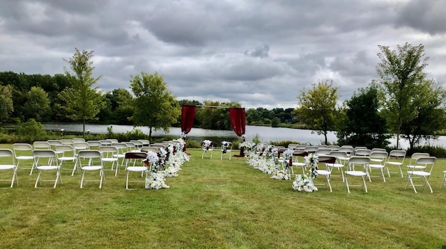 view of yard featuring a water view