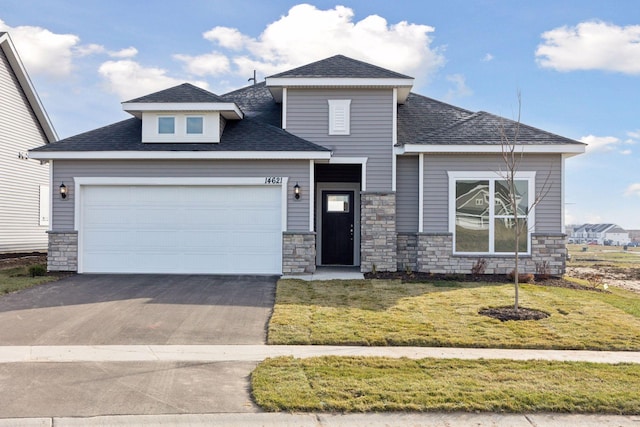 view of front facade featuring a front lawn and a garage