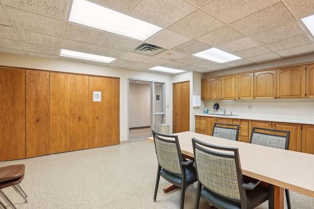 kitchen featuring sink, a breakfast bar area, and a paneled ceiling