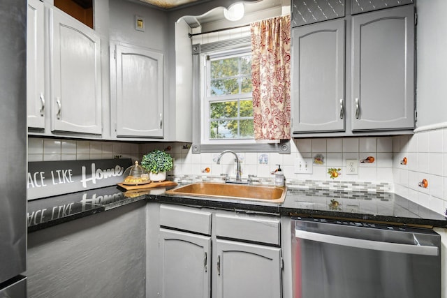 kitchen featuring backsplash, stainless steel appliances, gray cabinetry, and sink