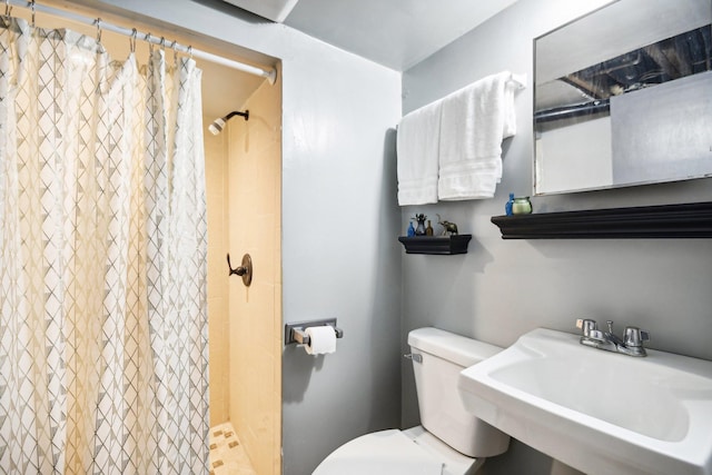 bathroom with a shower with curtain, toilet, and sink