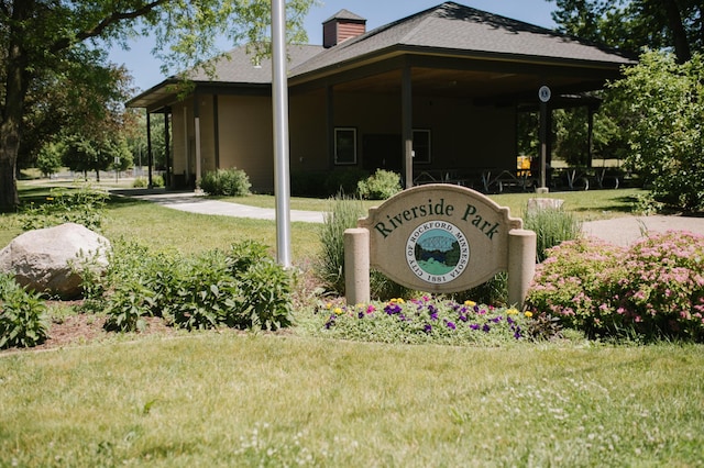 community / neighborhood sign featuring a lawn