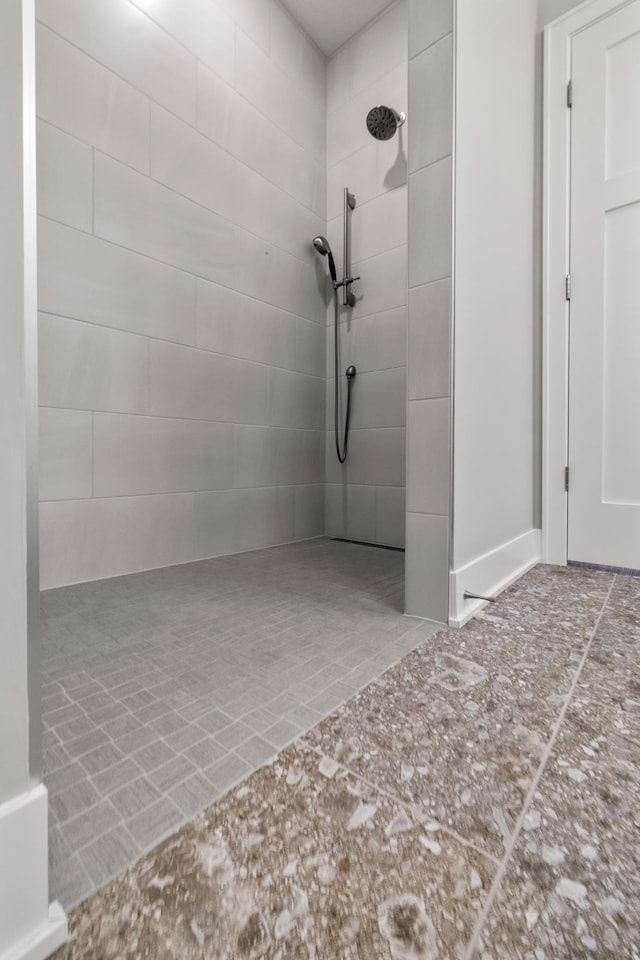 bathroom featuring a tile shower