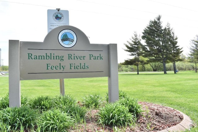 community / neighborhood sign featuring a yard