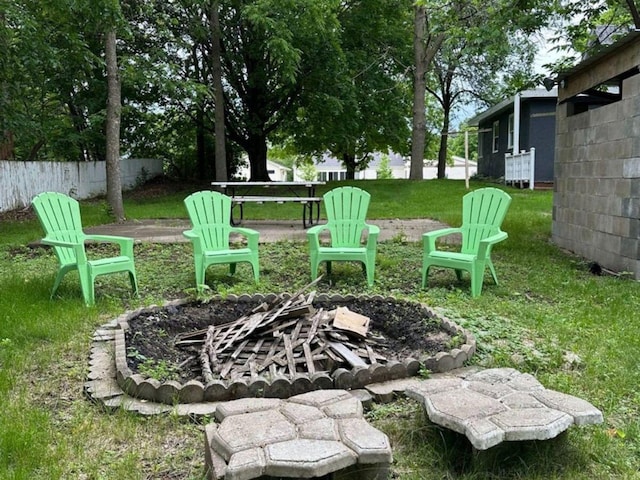 view of yard featuring a fire pit