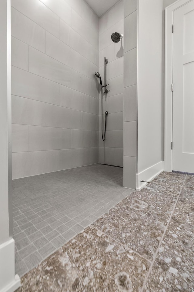 bathroom featuring tiled shower