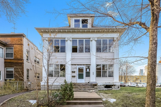 view of front of house featuring a front yard