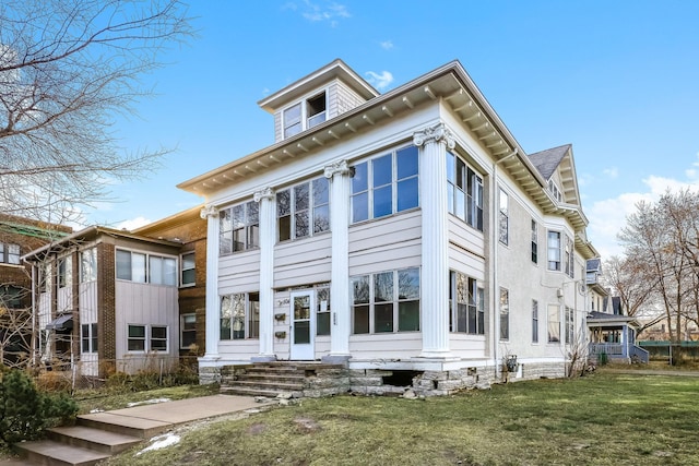 view of front of house featuring a front yard