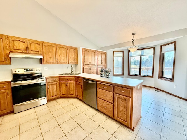 kitchen with sink, stainless steel appliances, kitchen peninsula, decorative light fixtures, and light tile patterned floors